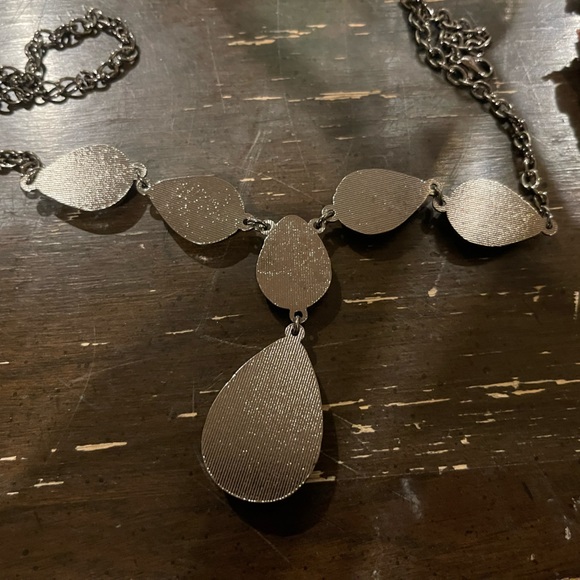 Lovely Red Faux Druzi Stones in a Beautiful Drape & Drop Necklace’s 18” adj - Picture 3 of 5